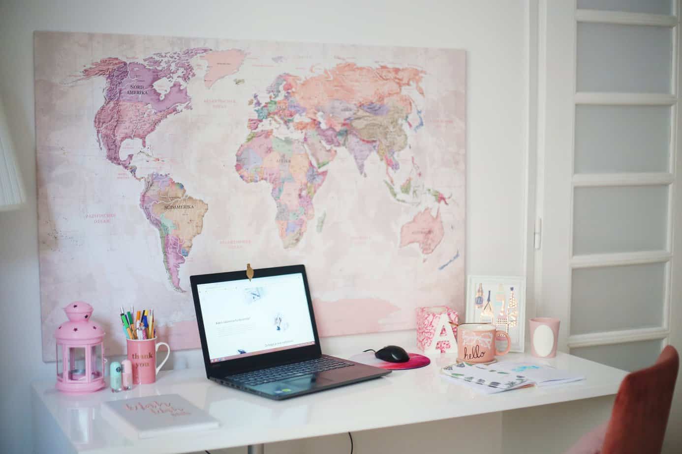 World map on the wall – an idea for decorating the teenager’s room