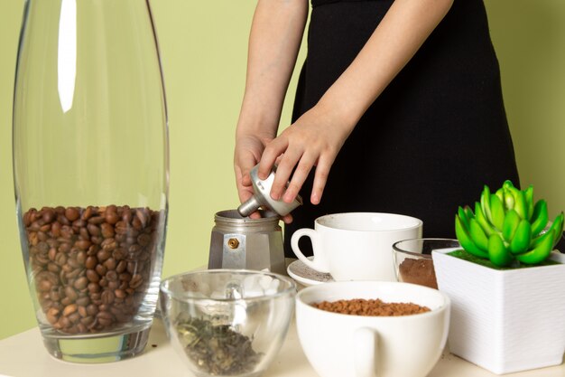 What Are the Benefits of Using Manual Coffee Grinders for Home Brewing?